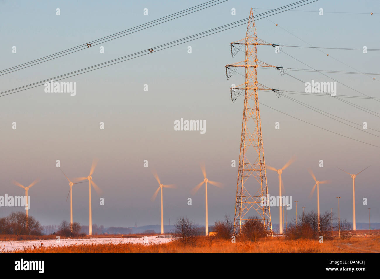Mulini a vento al tramonto e montante di elettricità, Belgio Foto Stock