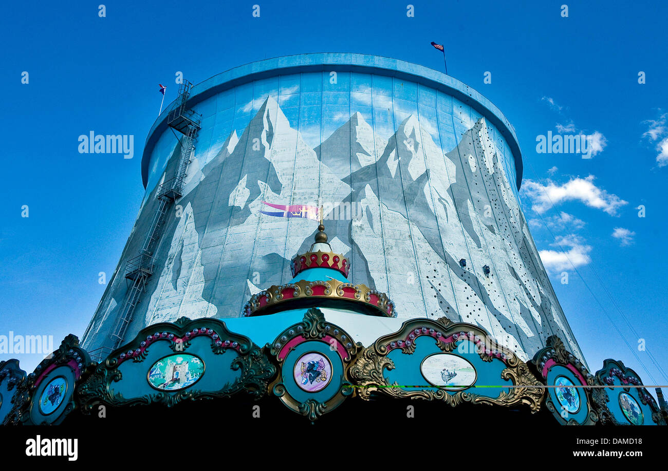 La torre di raffreddamento del primo reattore autofertilizzante veloce si eleva alto al Wunderland Kalkar parco divertimenti a Kalkar, Germania, 30 maggio 2011. Imprenditore olandese Hennie van der la maggior parte ha acquistato la ex centrale nucleare nel 1995 dopo che esso è stato decomissioned e convertito i locali in un hotel, conferenza e il centro per il tempo libero. Foto: Victoria Bonn-Meuser Foto Stock