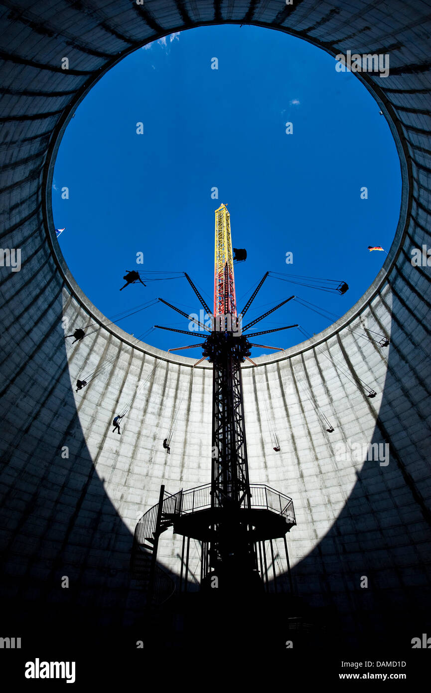 La torre di raffreddamento del primo reattore autofertilizzante veloce si eleva alto al Wunderland Kalkar parco divertimenti a Kalkar, Germania, 30 maggio 2011. Imprenditore olandese Hennie van der la maggior parte ha acquistato la ex centrale nucleare nel 1995 dopo che esso è stato decomissioned e convertito i locali in un hotel, conferenza e il centro per il tempo libero. Foto: Victoria Bonn-Meuser Foto Stock