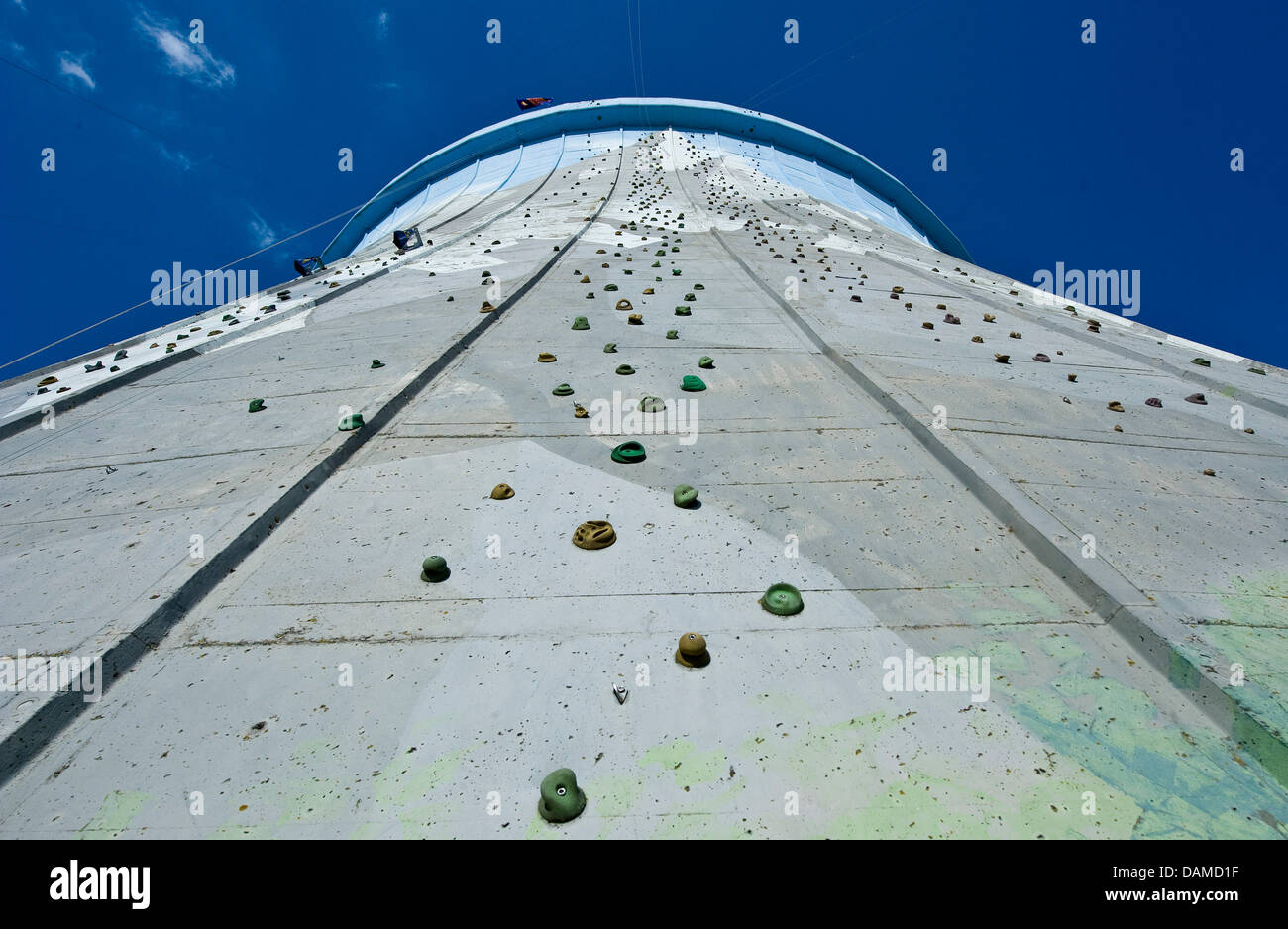 La torre di raffreddamento del primo reattore autofertilizzante veloce si eleva alto al Wunderland Kalkar parco divertimenti a Kalkar, Germania, 30 maggio 2011. Imprenditore olandese Hennie van der la maggior parte ha acquistato la ex centrale nucleare nel 1995 dopo che esso è stato decomissioned e convertito i locali in un hotel, conferenza e il centro per il tempo libero. Foto: Victoria Bonn-Meuser Foto Stock