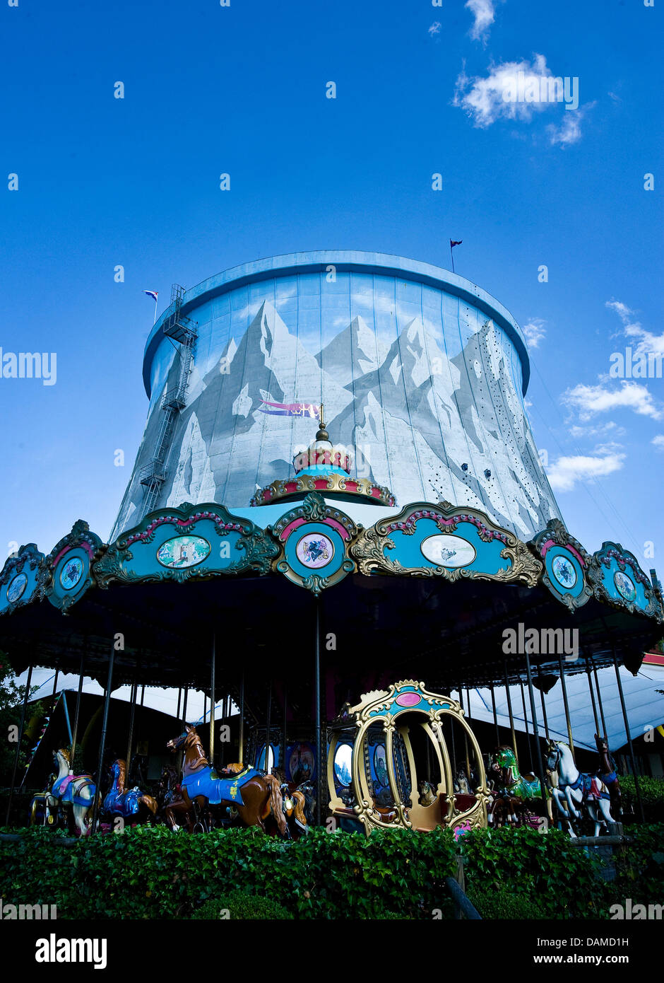 La torre di raffreddamento del primo reattore autofertilizzante veloce si eleva alto al Wunderland Kalkar parco divertimenti a Kalkar, Germania, 30 maggio 2011. Imprenditore olandese Hennie van der la maggior parte ha acquistato la ex centrale nucleare nel 1995 dopo che esso è stato decomissioned e convertito i locali in un hotel, conferenza e il centro per il tempo libero. Foto: Victoria Bonn-Meuser Foto Stock