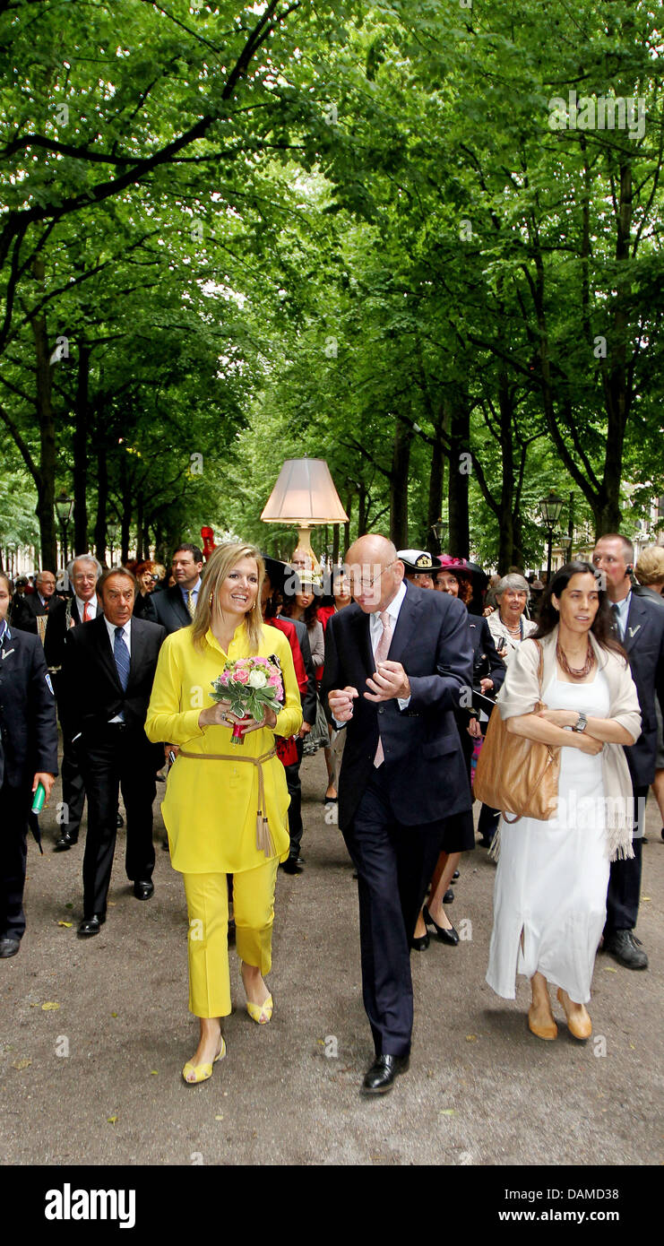 La principessa Maxima dei Paesi Bassi si apre la mostra di scultura "L'Aia sotto il cielo' alla Lange Voorhout street a L'Aia, Paesi Bassi, 6 giugno 2011. La mostra offre una vasta gamma di scultura Cinese negli anni novanta. Foto: Patrick van Katwijk / Paesi Bassi fuori Foto Stock