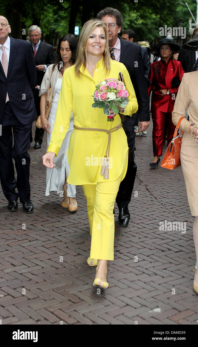 La principessa Maxima dei Paesi Bassi si apre la mostra di scultura "L'Aia sotto il cielo' alla Lange Voorhout street a L'Aia, Paesi Bassi, 6 giugno 2011. La mostra offre una vasta gamma di scultura Cinese negli anni novanta. Foto: Patrick van Katwijk / Paesi Bassi fuori Foto Stock