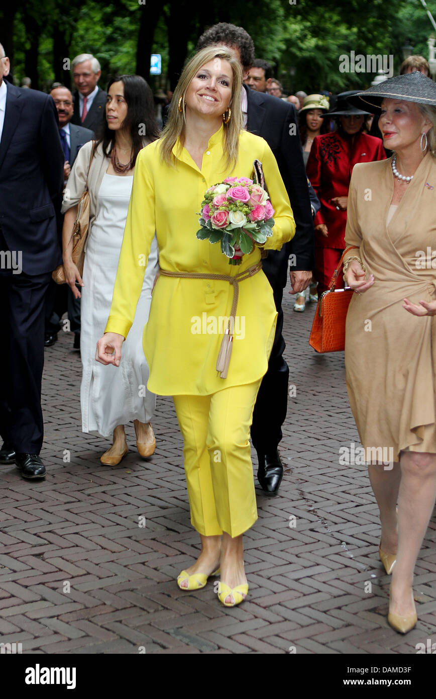 La principessa Maxima dei Paesi Bassi si apre la mostra di scultura "L'Aia sotto il cielo' alla Lange Voorhout street a L'Aia, Paesi Bassi, 6 giugno 2011. La mostra offre una vasta gamma di scultura Cinese negli anni novanta. Foto: Patrick van Katwijk / Paesi Bassi fuori Foto Stock