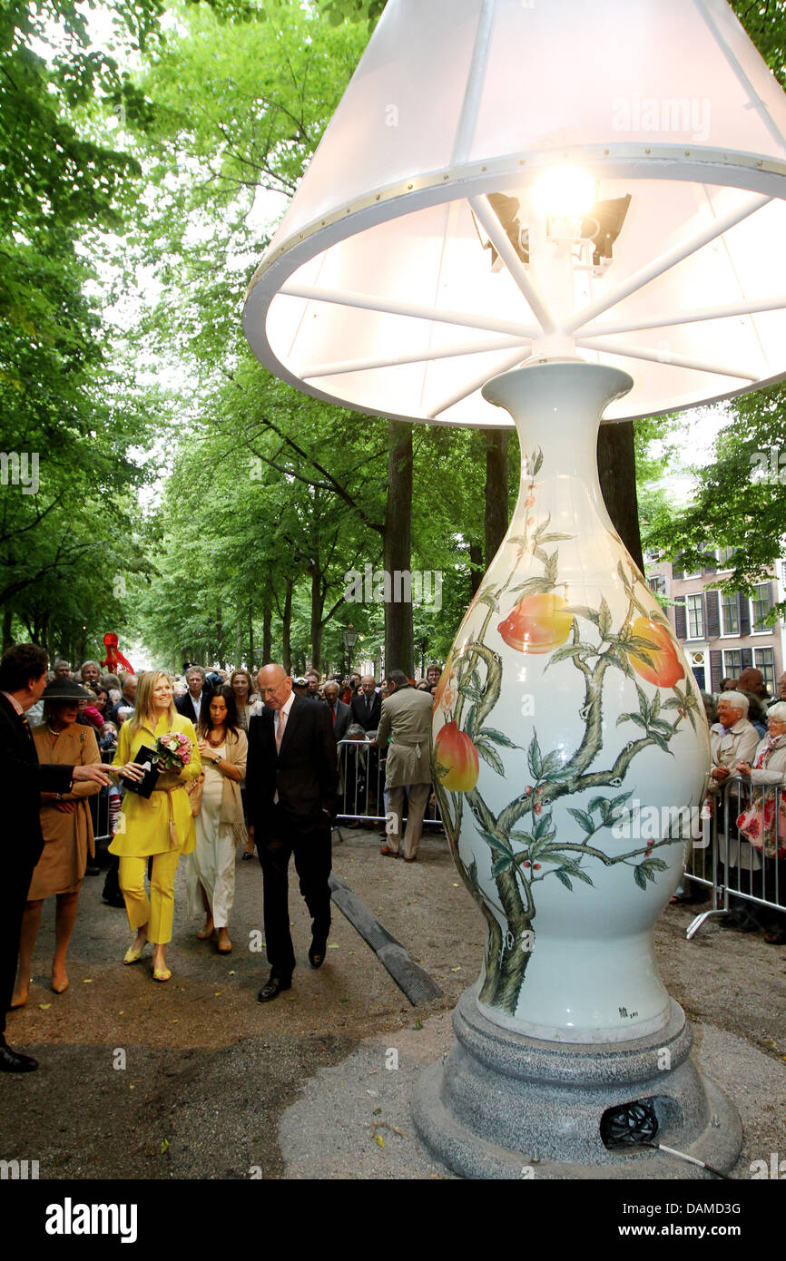 La principessa Maxima dei Paesi Bassi si apre la mostra di scultura "L'Aia sotto il cielo' alla Lange Voorhout street a L'Aia, Paesi Bassi, 6 giugno 2011. La mostra offre una vasta gamma di scultura Cinese negli anni novanta. Foto: Patrick van Katwijk / Paesi Bassi fuori Foto Stock