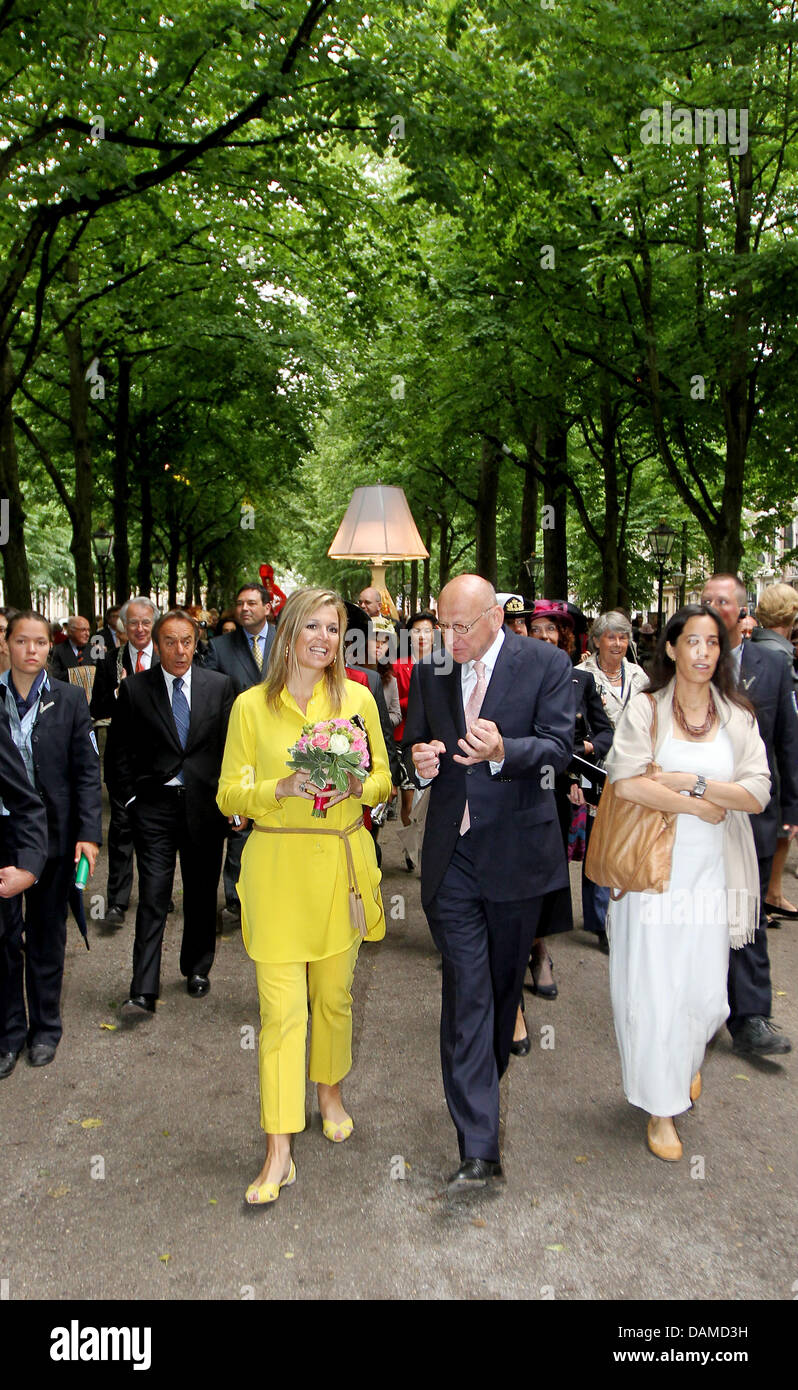 La principessa Maxima dei Paesi Bassi si apre la mostra di scultura "L'Aia sotto il cielo' alla Lange Voorhout street a L'Aia, Paesi Bassi, 6 giugno 2011. La mostra offre una vasta gamma di scultura Cinese negli anni novanta. Foto: Patrick van Katwijk / Paesi Bassi fuori Foto Stock