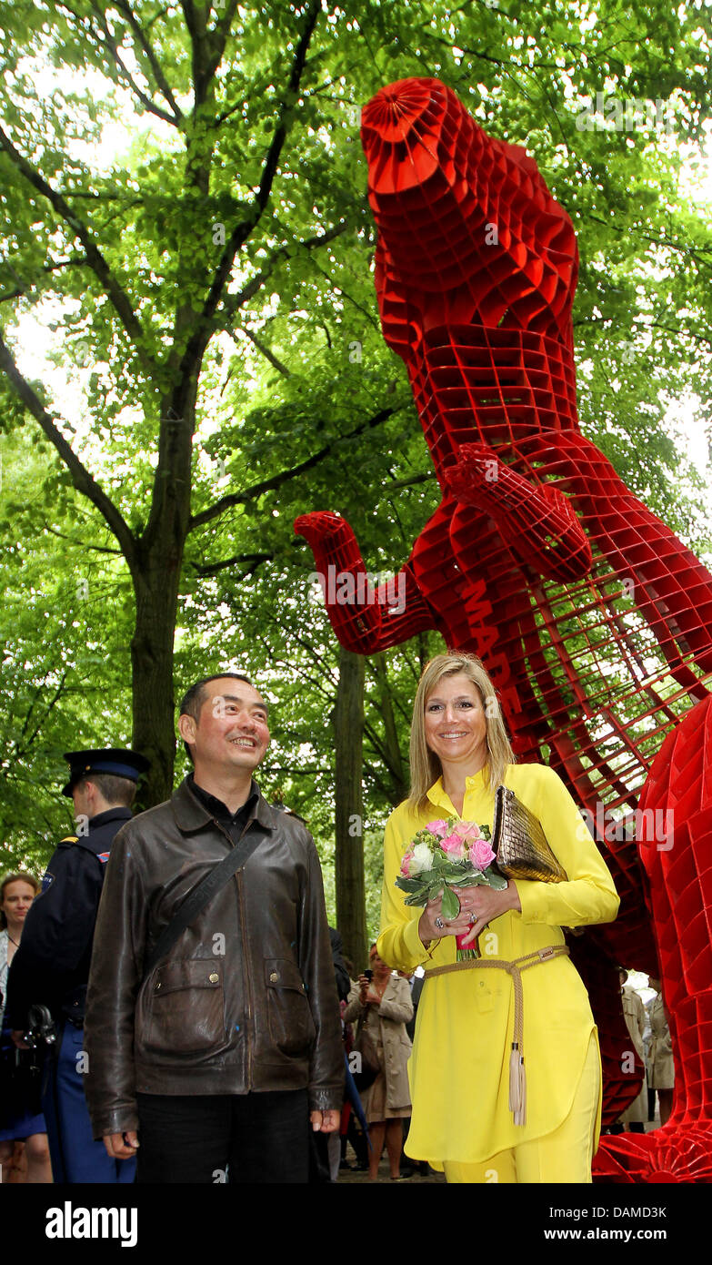 La principessa Maxima dei Paesi Bassi si apre la mostra di scultura "L'Aia sotto il cielo' alla Lange Voorhout street a L'Aia, Paesi Bassi, 6 giugno 2011. La mostra offre una vasta gamma di scultura Cinese negli anni novanta. Foto: Patrick van Katwijk / Paesi Bassi fuori Foto Stock