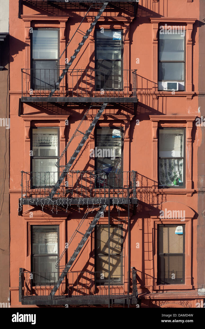 Edifici di appartamenti con il fuoco sfugge nella città di New York Foto Stock