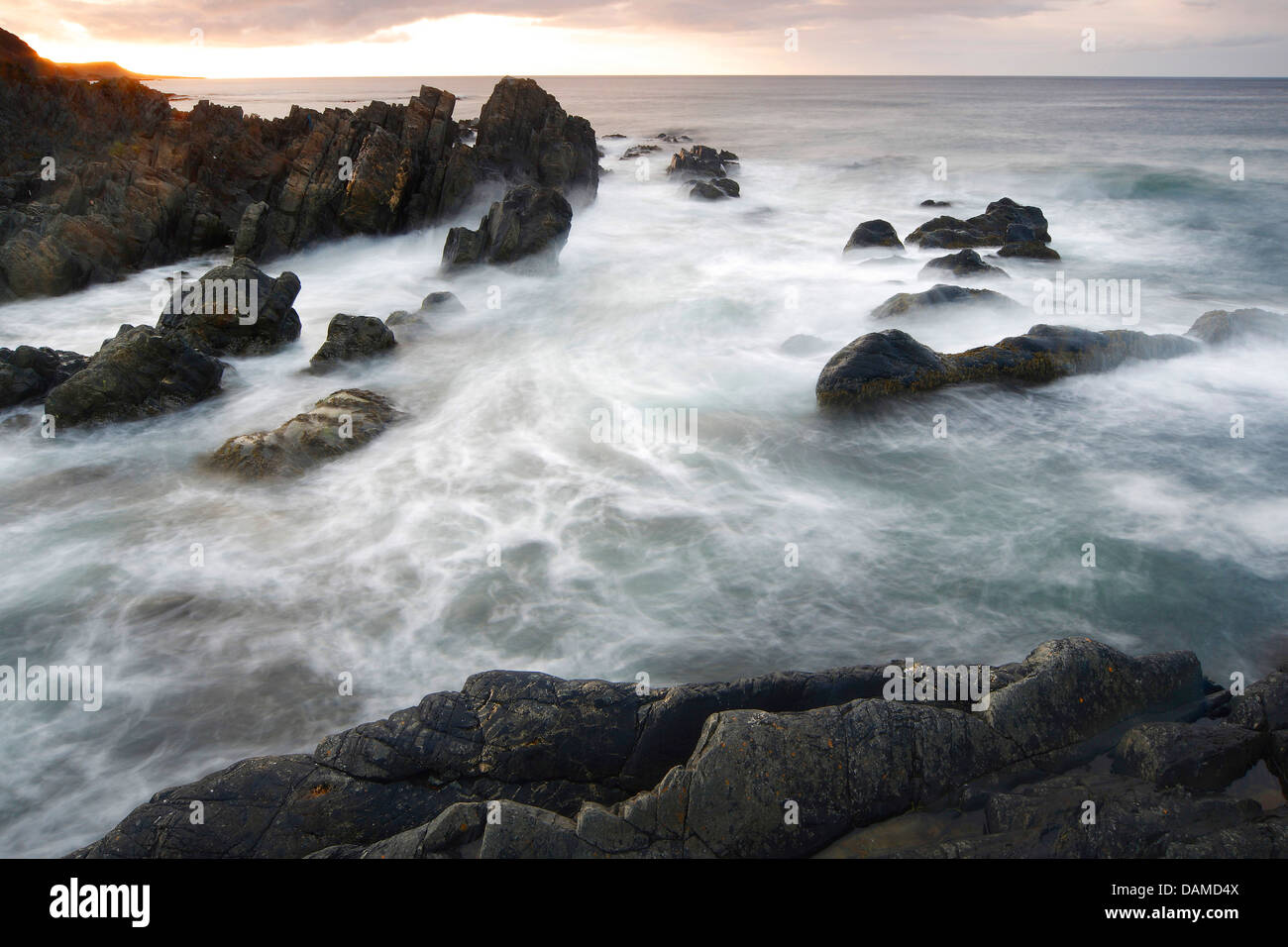 Mare mosso a costa rocciosa, Norvegia, Varangerfjord, Hamningberg Foto Stock