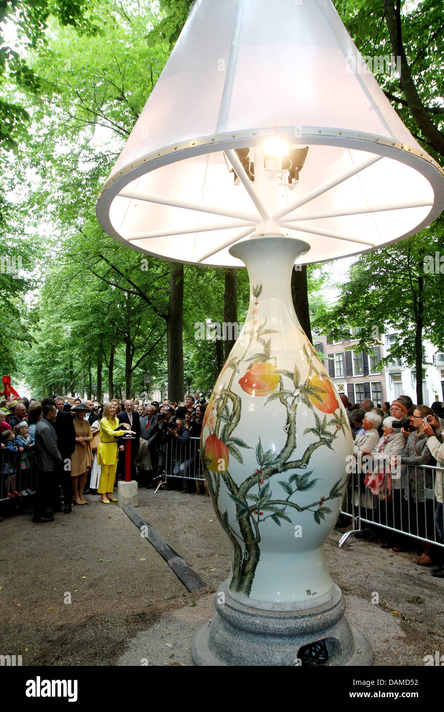 La principessa Maxima dei Paesi Bassi si apre la mostra di scultura "L'Aia sotto il cielo' alla Lange Voorhout street a L'Aia, Paesi Bassi, 6 giugno 2011. La mostra offre una vasta gamma di scultura Cinese negli anni novanta. Foto: Patrick van Katwijk / Paesi Bassi fuori Foto Stock
