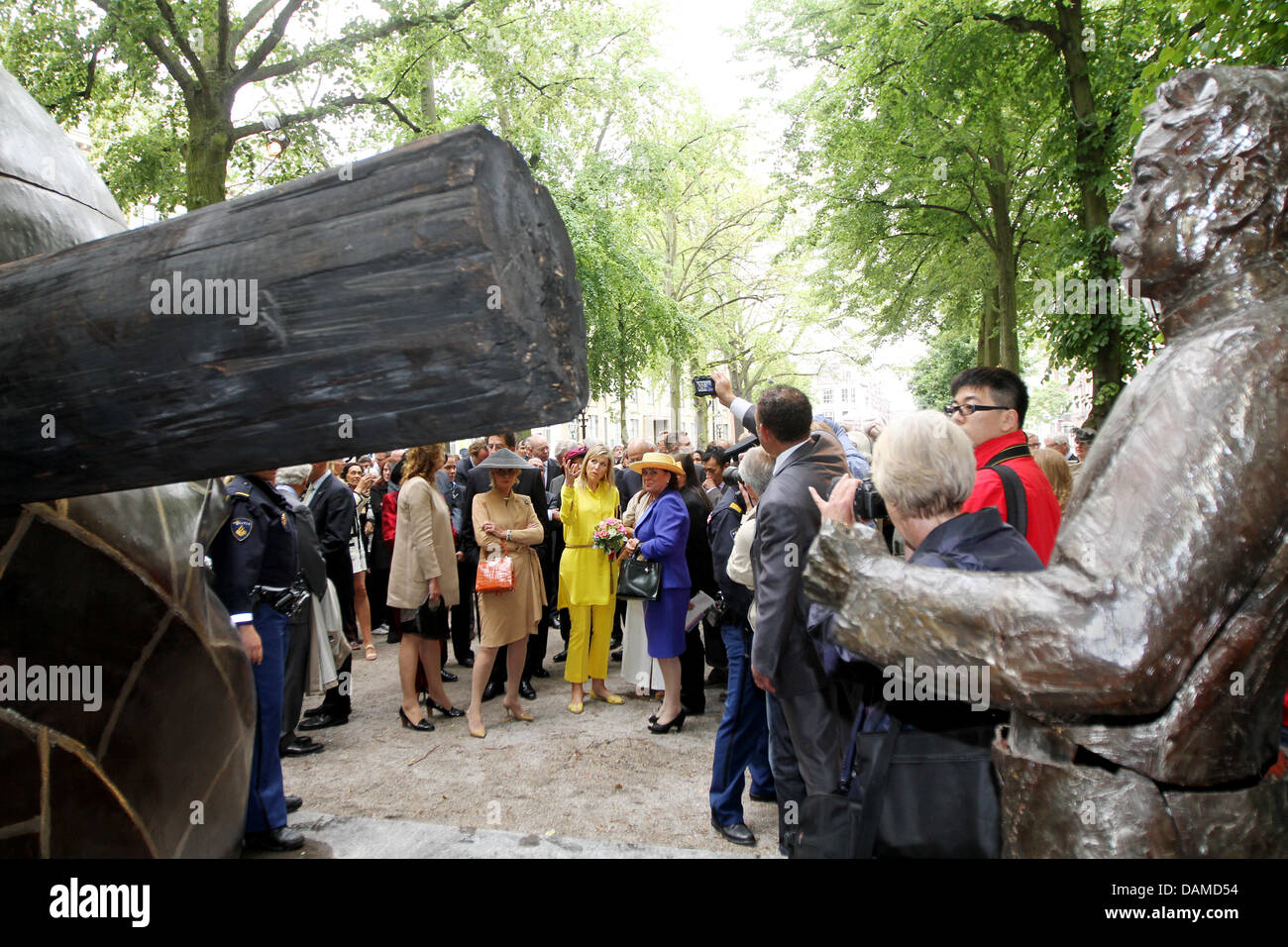 La principessa Maxima dei Paesi Bassi si apre la mostra di scultura "L'Aia sotto il cielo' alla Lange Voorhout street a L'Aia, Paesi Bassi, 6 giugno 2011. La mostra offre una vasta gamma di scultura Cinese negli anni novanta. Foto: Patrick van Katwijk / Paesi Bassi fuori Foto Stock