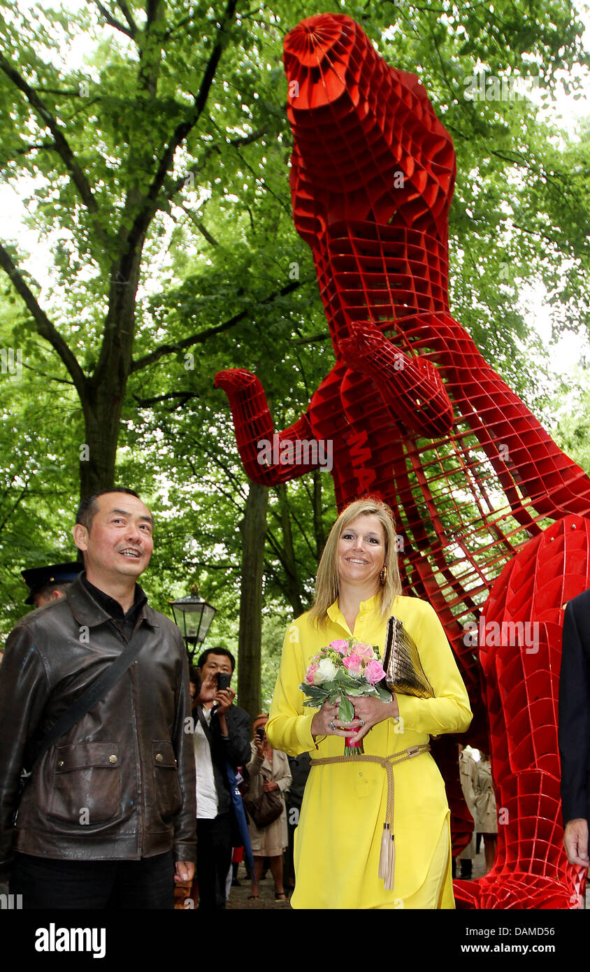 La principessa Maxima dei Paesi Bassi si apre la mostra di scultura "L'Aia sotto il cielo' alla Lange Voorhout street a L'Aia, Paesi Bassi, 6 giugno 2011. La mostra offre una vasta gamma di scultura Cinese negli anni novanta. Foto: Patrick van Katwijk / Paesi Bassi fuori Foto Stock