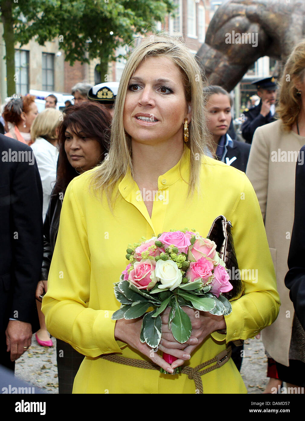 La principessa Maxima dei Paesi Bassi si apre la mostra di scultura "L'Aia sotto il cielo' alla Lange Voorhout street a L'Aia, Paesi Bassi, 6 giugno 2011. La mostra offre una vasta gamma di scultura Cinese negli anni novanta. Foto: Patrick van Katwijk / Paesi Bassi fuori Foto Stock