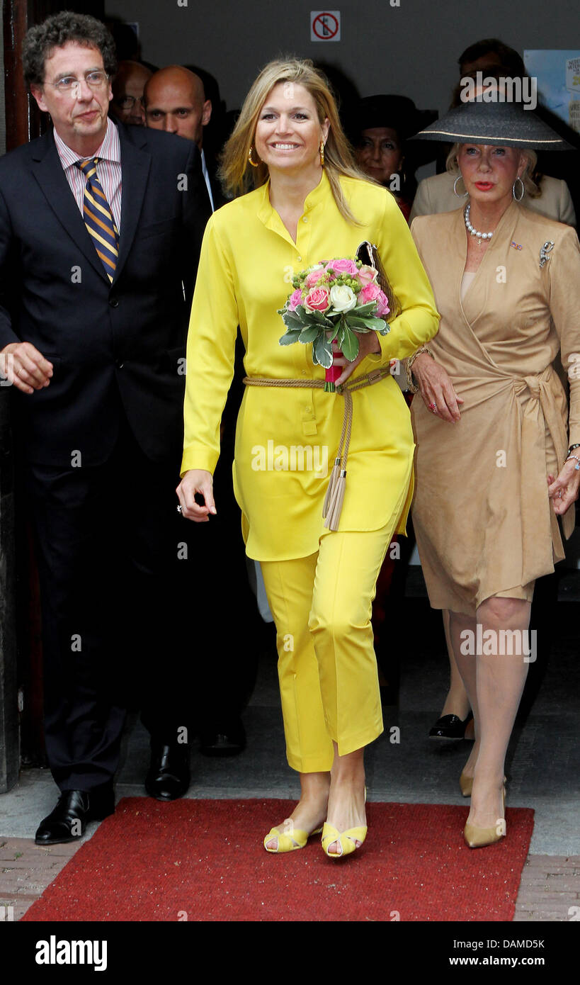 La principessa Maxima dei Paesi Bassi si apre la mostra di scultura "L'Aia sotto il cielo' alla Lange Voorhout street a L'Aia, Paesi Bassi, 6 giugno 2011. La mostra offre una vasta gamma di scultura Cinese negli anni novanta. Foto: Patrick van Katwijk / Paesi Bassi fuori Foto Stock