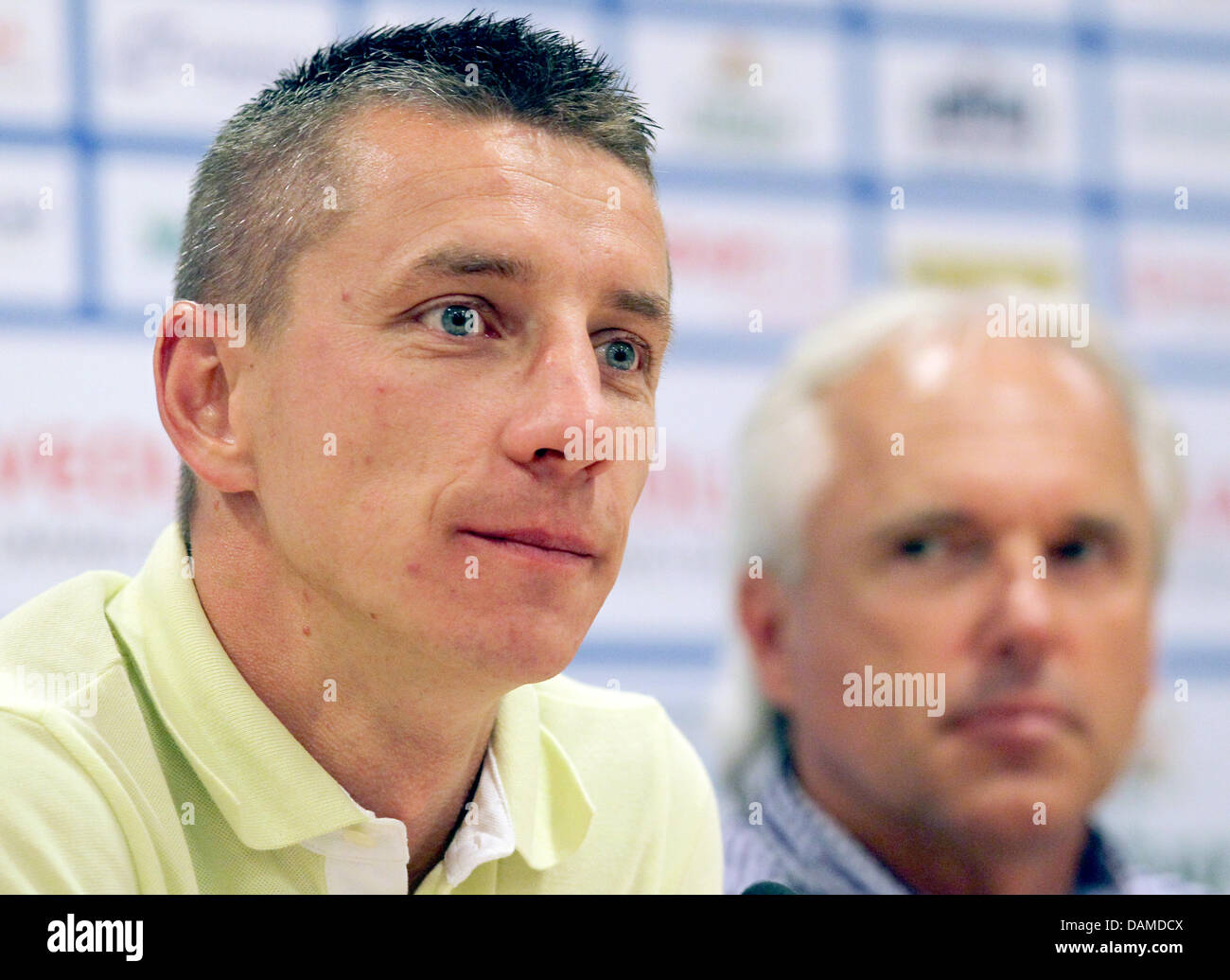 Marek MINTAL (L) e Hansa Rostock coach Peter Vollmann partecipare ad una conferenza stampa presso la DKB-Arena a Rostock, Germania, il 7 giugno 2011. Il 33-anno-vecchio scontrino Mintal che ha giocato per 1. FC Norimberga è Hansa Rostock è la quarta nuova firma della prossima stagione. Egli riceve un due-anno-contratto. Foto: Bernd Wuestneck Foto Stock