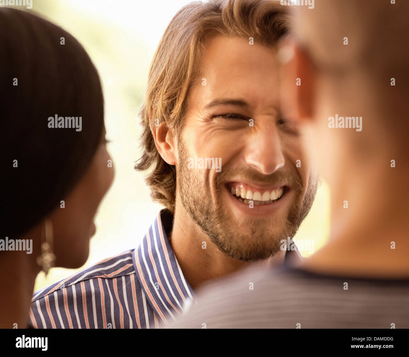 Gli amici di parlare all'aperto Foto Stock