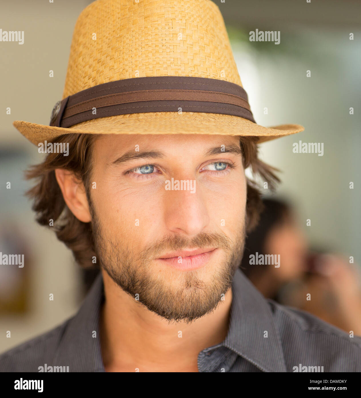 Uomo sorridente indossando cappello di paglia Foto Stock
