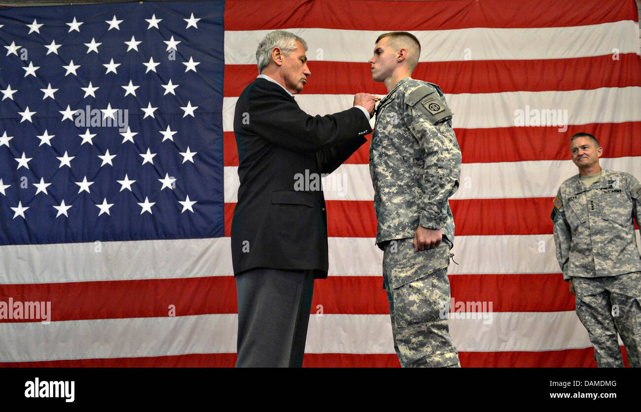 Il Segretario alla difesa degli Stati Uniti Chuck Hagel perni un cuore viola sul SPC. Trevor Hoover durante una visita a Fort Bragg home all'ottantaduesima Airborne Luglio 15, 2013 in Fayetteville, NC. Foto Stock