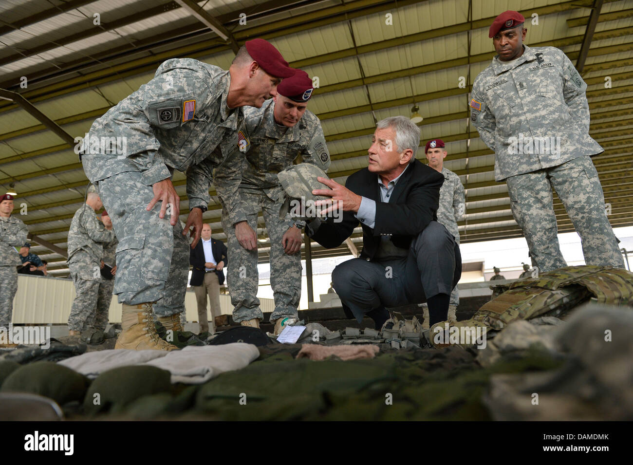US Secretary of Defense Chuck Hagel looks over modern issued equipment at the Global Response Force Airborne School during a visit to Fort Bragg home to the 82nd Airborne July 15, 2013 in Fayetteville, NC. Foto Stock