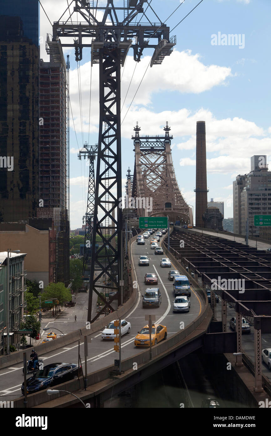 Il Queensboro Bridge visto dalla funivia di Roosevelt Island Foto Stock