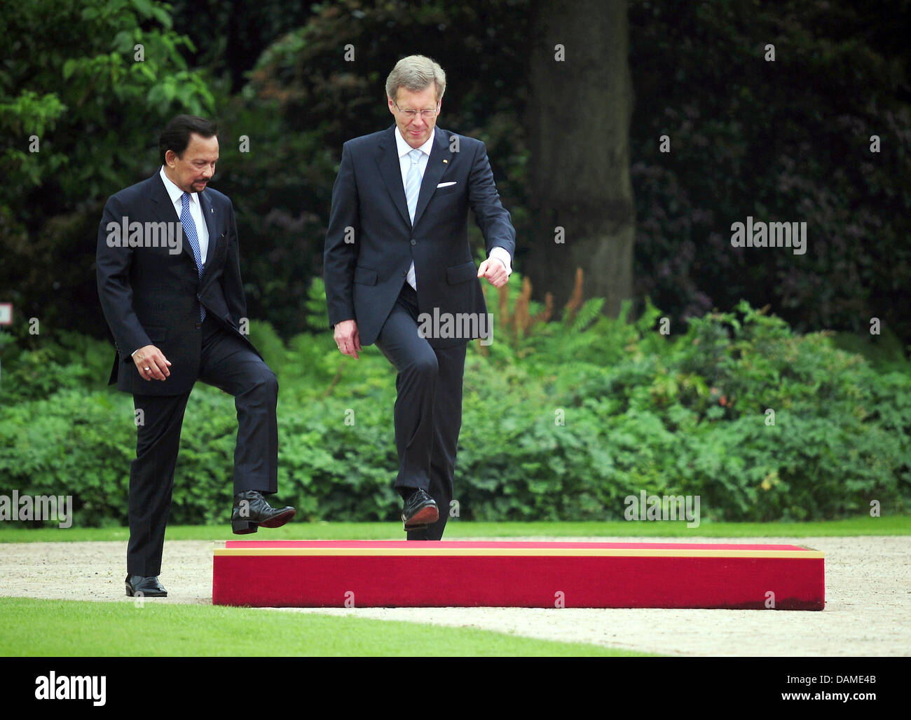 Il Presidente tedesco Christian Wulff (R) e il Sultano del Brunei, Haji Hassanal Bolkiah passeggiata attraverso i giardini di palazzo Bellevue a Berlino, Germania, 08 giugno 2011. Il Sultan è una politica della visita a Berlino. Foto: Annibale Foto Stock