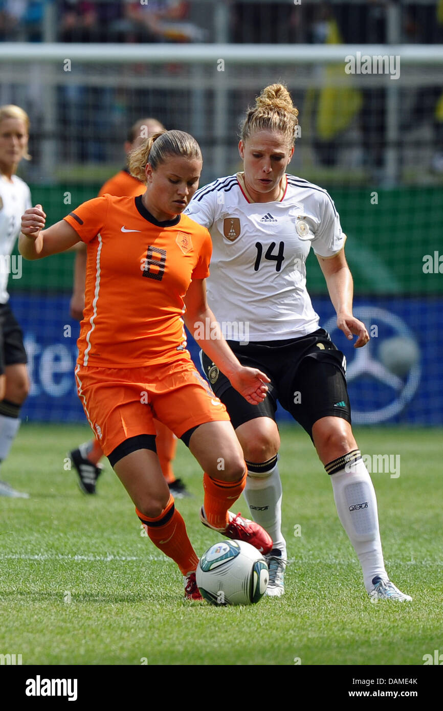 La Germania Kim Kulig affronta Netherland's Valentina Spitse (l) durante la squadra nazionale partita di calcio a Tivoli Stadium di Aquisgrana, Germania, il 7 giugno 2011. Foto: Revierfoto Foto Stock