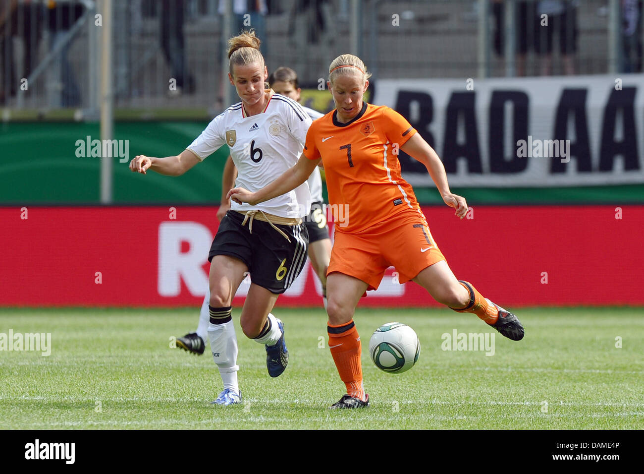 La Germania Simone Laudehr affronta Netherland's Sylvia Smit durante una squadra nazionale partita di calcio a Tivoli Stadium di Aquisgrana, Germania, il 7 giugno 2011. Foto: Revierfoto Foto Stock