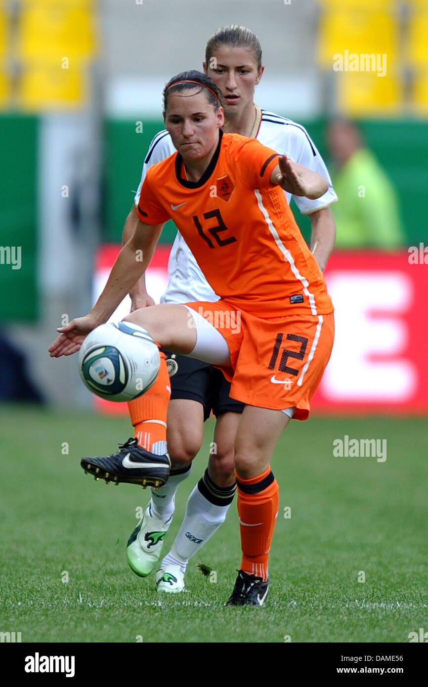La Germania Bianca Schmidt (retro) affronta Marije Brummel dei Paesi Bassi durante la squadra nazionale partita di calcio a Tivoli Stadium di Aquisgrana, Germania, il 7 giugno 2011. Foto: Revierfoto Foto Stock