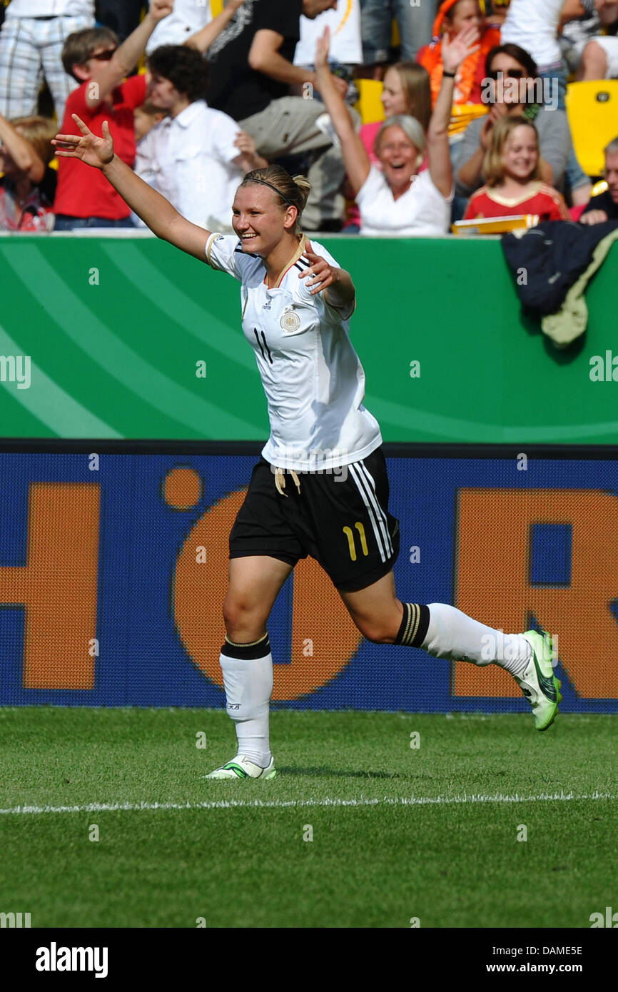 La Germania 3-0 marcatore Alexandra Popp cheers durante una squadra nazionale partita di calcio a Tivoli Stadium di Aquisgrana, Germania, il 7 giugno 2011. Foto: Revierfoto Foto Stock