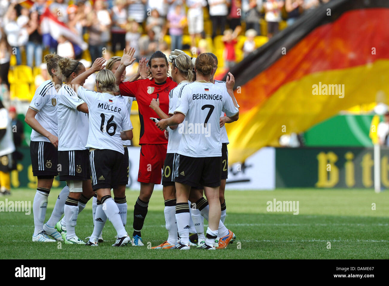La Germania giocatori di squadra celebrano il loro 5-0 vittoria dopo una squadra nazionale partita di calcio a Tivoli Stadium di Aquisgrana, Germania, il 7 giugno 2011. Foto: Revierfoto Foto Stock