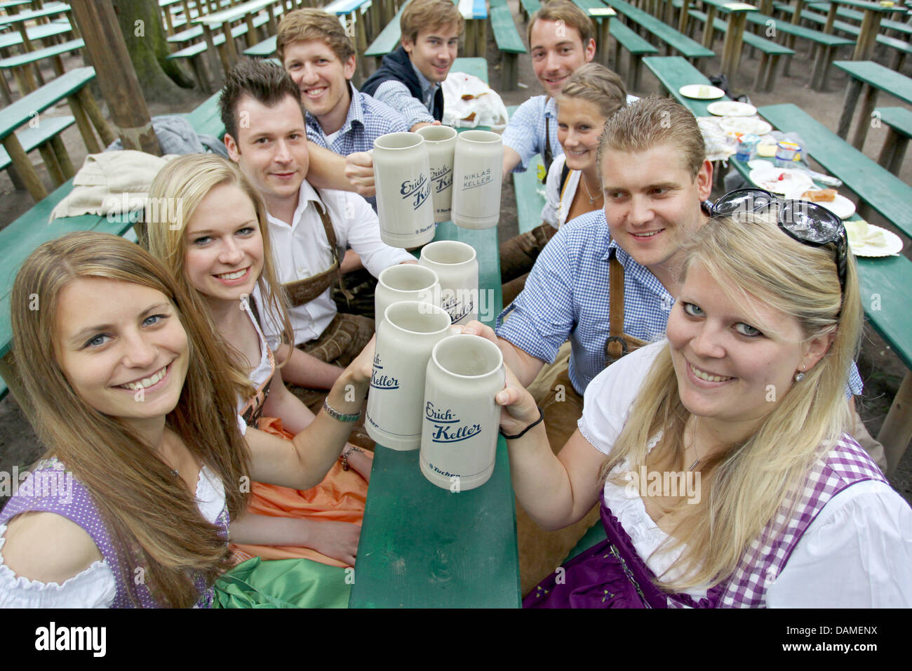 Un gruppo di studenti di medicina sedersi attorno a un tavolo e sollevare i loro boccali da birra prima dell'apertura ufficiale della 256Bergkirchweih Fiera e festa della birra a Erlangen, Germania, il 9 giugno 2011. La festa si svolgerà dal 9 Giugno al 20 giugno con numerose opportunità per cibo, bevande e divertimento. Gli organizzatori si aspettano più di un milione di visitatori al festival di quest'anno. Foto: Daniel Karma Foto Stock