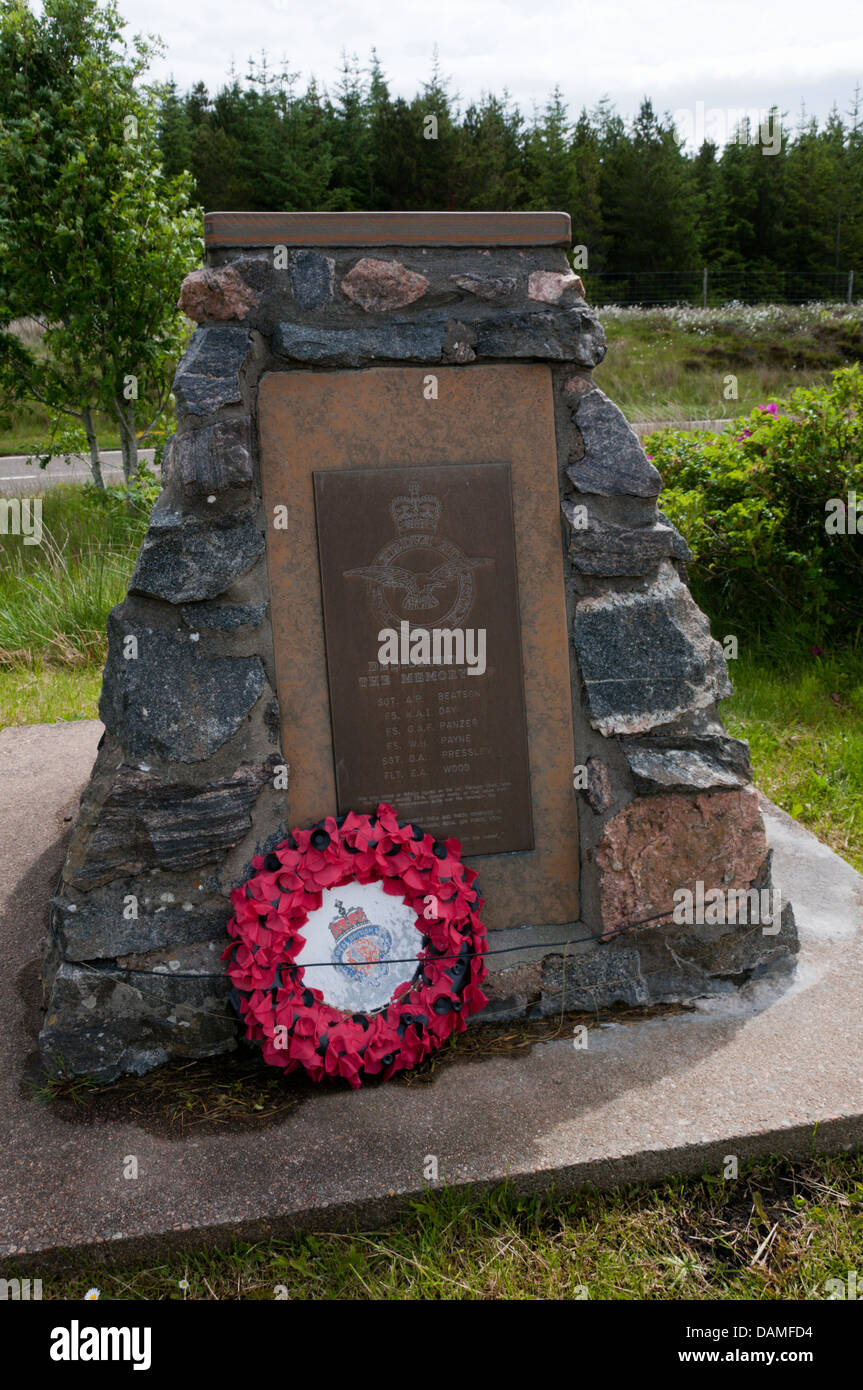 Un memoriale per l'equipaggio di una fortezza volante che si è schiantato nel 1945 a sud di Thurso, in Scozia. I dettagli nella descrizione. Foto Stock