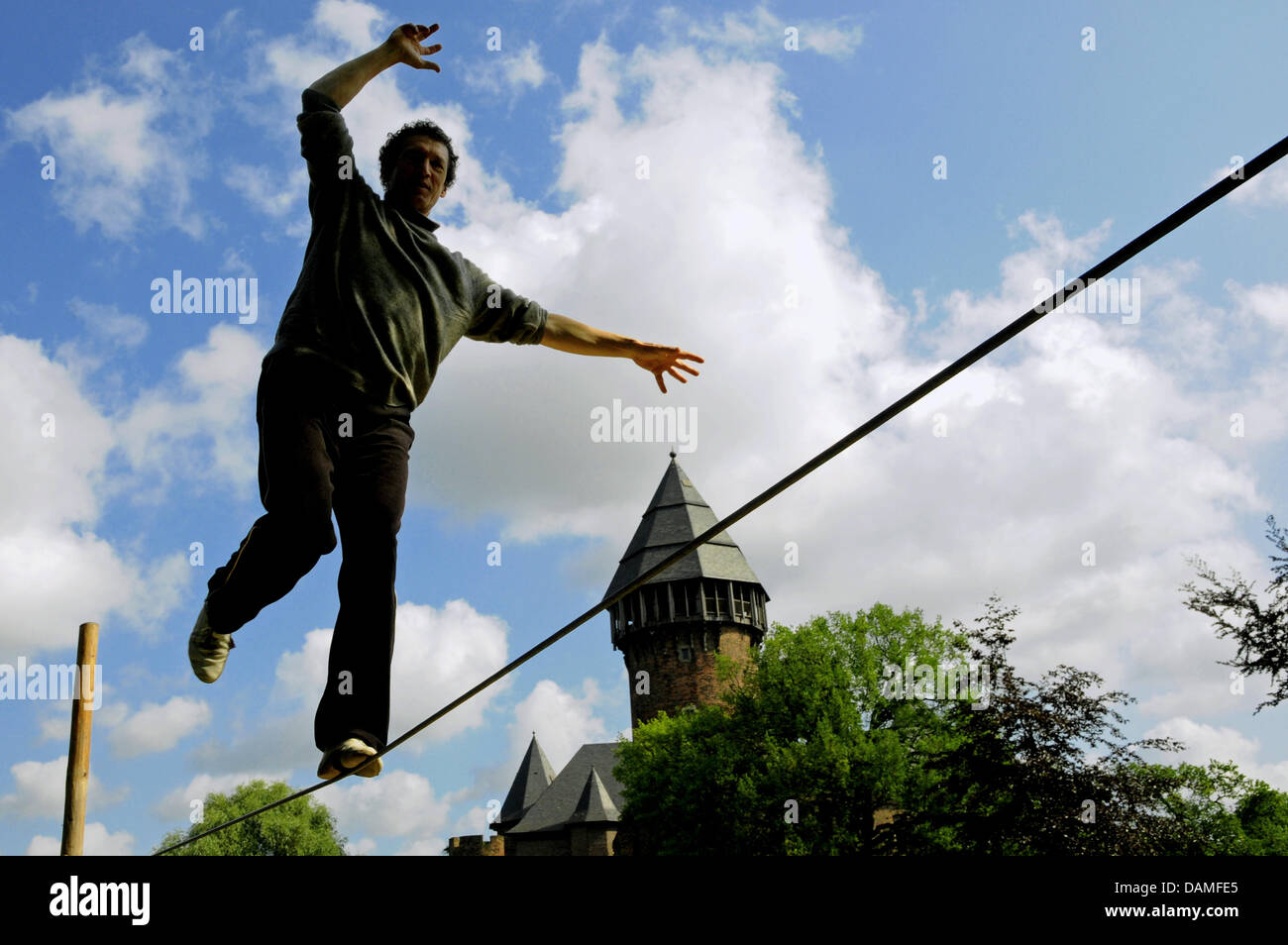 Un funambolo mostra della sua abilità al Flachsmarkt (artigianato storico mercato) nella parte anteriore del Linn castello in Krefeld, Germania, 11 giugno 2011. Il tradizionale Flachsmarkt ha iniziato a Krefeld, con più di 300 artigiani e artisti, cavalieri e tornei medievali, giocoleria e artigianato, e più di centomila persone frequentano l'evento di tre giorni sul fine settimana di Pentecoste. Foto: Ho Foto Stock