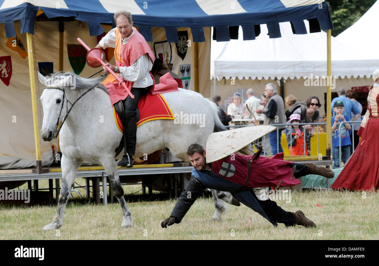 Cavalieri dimostrare tradional midieval combattimenti a cavaliere del camp al Flachsmarkt (artigianato storico mercato) nella parte anteriore del Linn castello in Krefeld, Germania, 11 giugno 2011. Il tradizionale Flachsmarkt ha iniziato a Krefeld, con più di 300 artigiani e artisti, cavalieri e tornei medievali, giocoleria e artigianato, e più di centomila persone frequentano l'evento di tre giorni Foto Stock