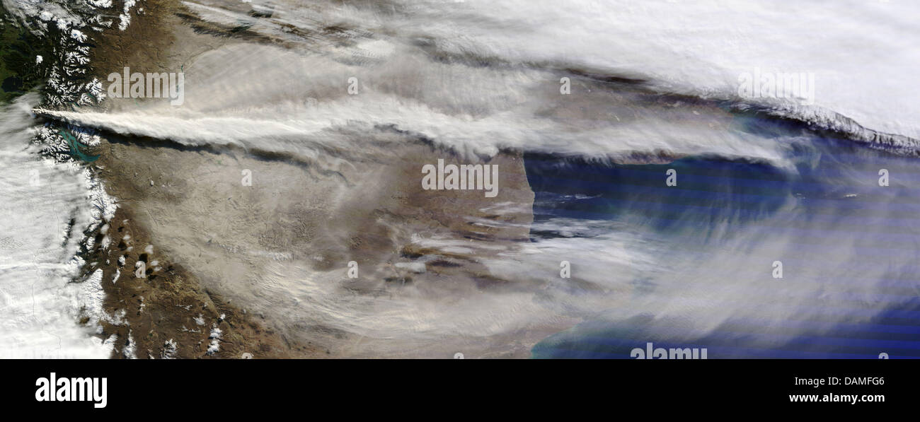 Aufnahme vom 11.06.2011 (14 :45 UTC) mit dem dello spettroradiometro MODIS-strumento des "Terra"-Erderkundungssatelliten der NASA zeigt die riesige Aschewolke, die sich in einer Höhe von etwa 12 Kilometern (ca. 40.000 Fuß) vom Vulkan Puyehue in Südchile über Argentinien bis zum atlantischen Ozean erstreckt. Die Vulkanasche lähmt auch in Australien den Flugverkehr. Tausende Passagiere saßen nach australis Foto Stock