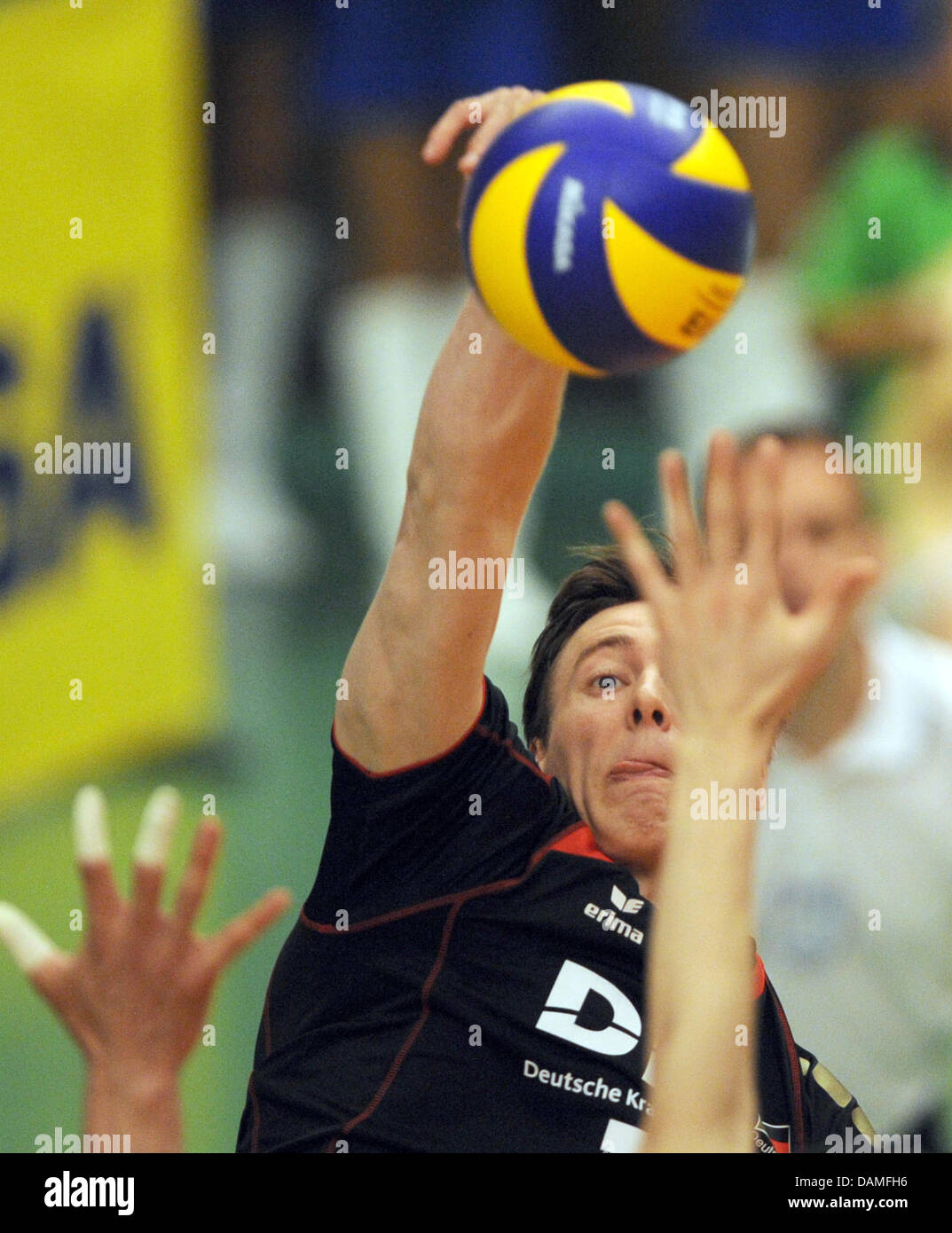 La Germania Jochen Schoeps trattini la sfera attraverso la rete nell'uomo mondo league match tra la Germania e il Giappone alla ZF-Arena impianto sportivo a Friedrichshafen, Germania, 11 giugno 2011. Foto: Patrick Seeger Foto Stock
