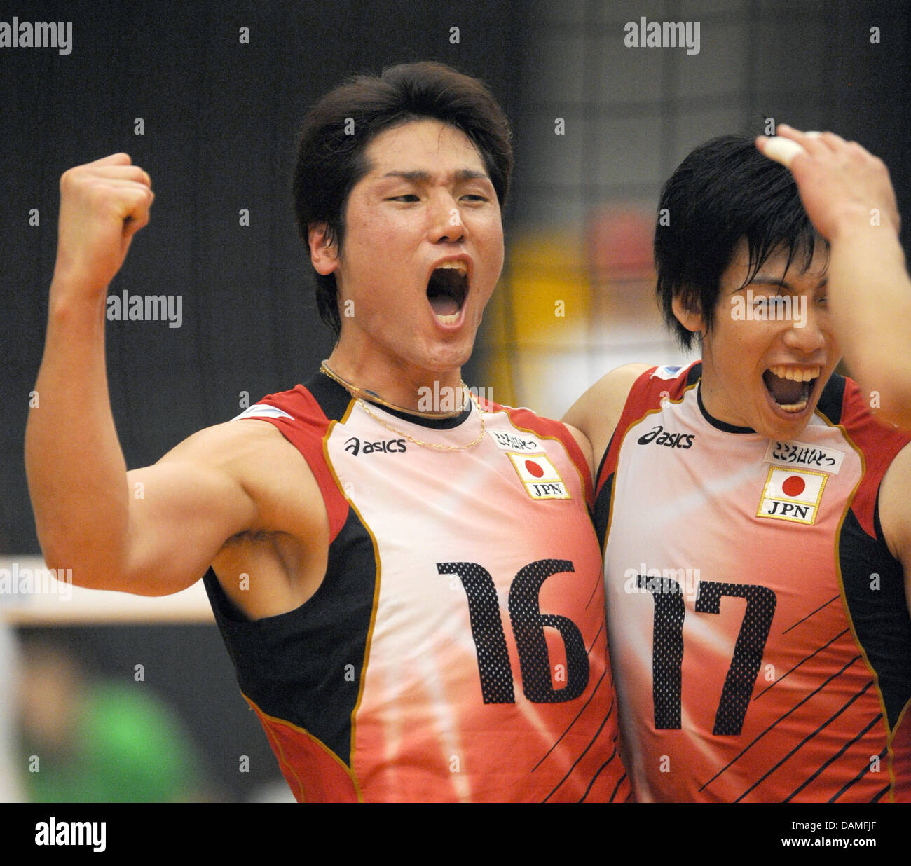 Il Giappone Yusuke Ishijima (L) e Yu Koshikawa celebrare il punteggio durante l'uomo mondo league match tra la Germania e il Giappone alla ZF-Arena impianto sportivo a Friedrichshafen, Germania, 11 giugno 2011. Foto: Patrick Seeger Foto Stock