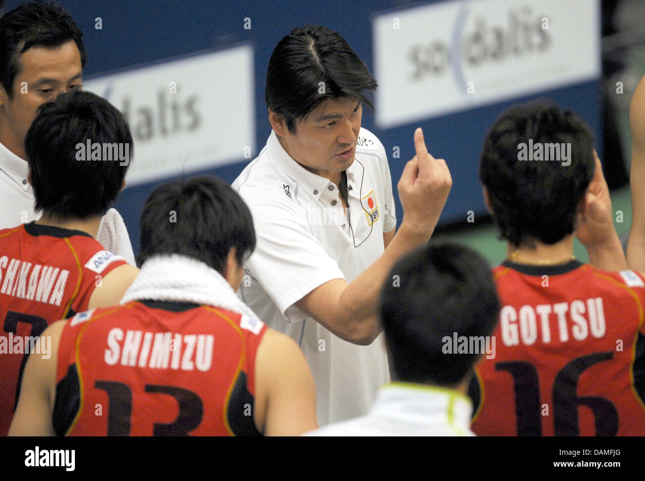 In Giappone il coach Tatsuya Ueta (C) Mutandine il suo team durante l'uomo mondo league match tra la Germania e il Giappone alla ZF-Arena impianto sportivo a Friedrichshafen, Germania, 11 giugno 2011. Foto: Patrick Seeger Foto Stock
