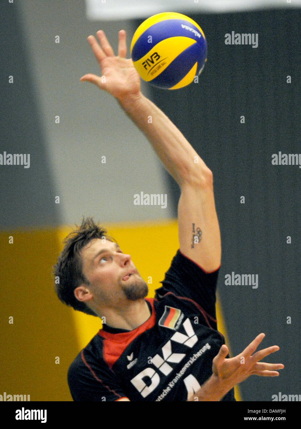 La Germania Simon Tischer trattini la sfera nell'uomo mondo league match tra la Germania e il Giappone alla ZF-Arena impianto sportivo a Friedrichshafen, Germania, 11 giugno 2011. Foto: Patrick Seeger Foto Stock