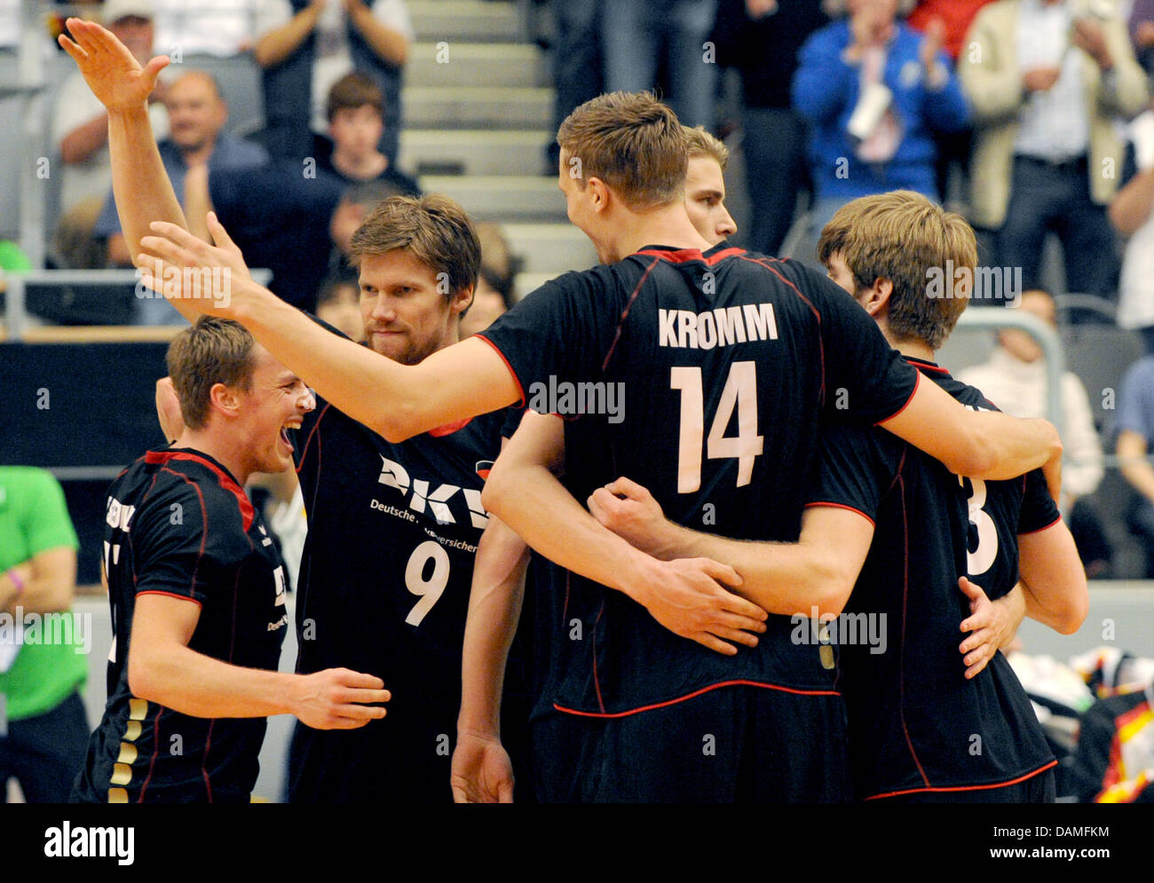 Il team tedesco cheers dopo aver vinto il mondiale maschile league match tra la Germania e il Giappone da 3-2 a ZF-Arena impianto sportivo a Friedrichshafen, Germania, 11 giugno 2011. Foto: Patrick Seeger Foto Stock