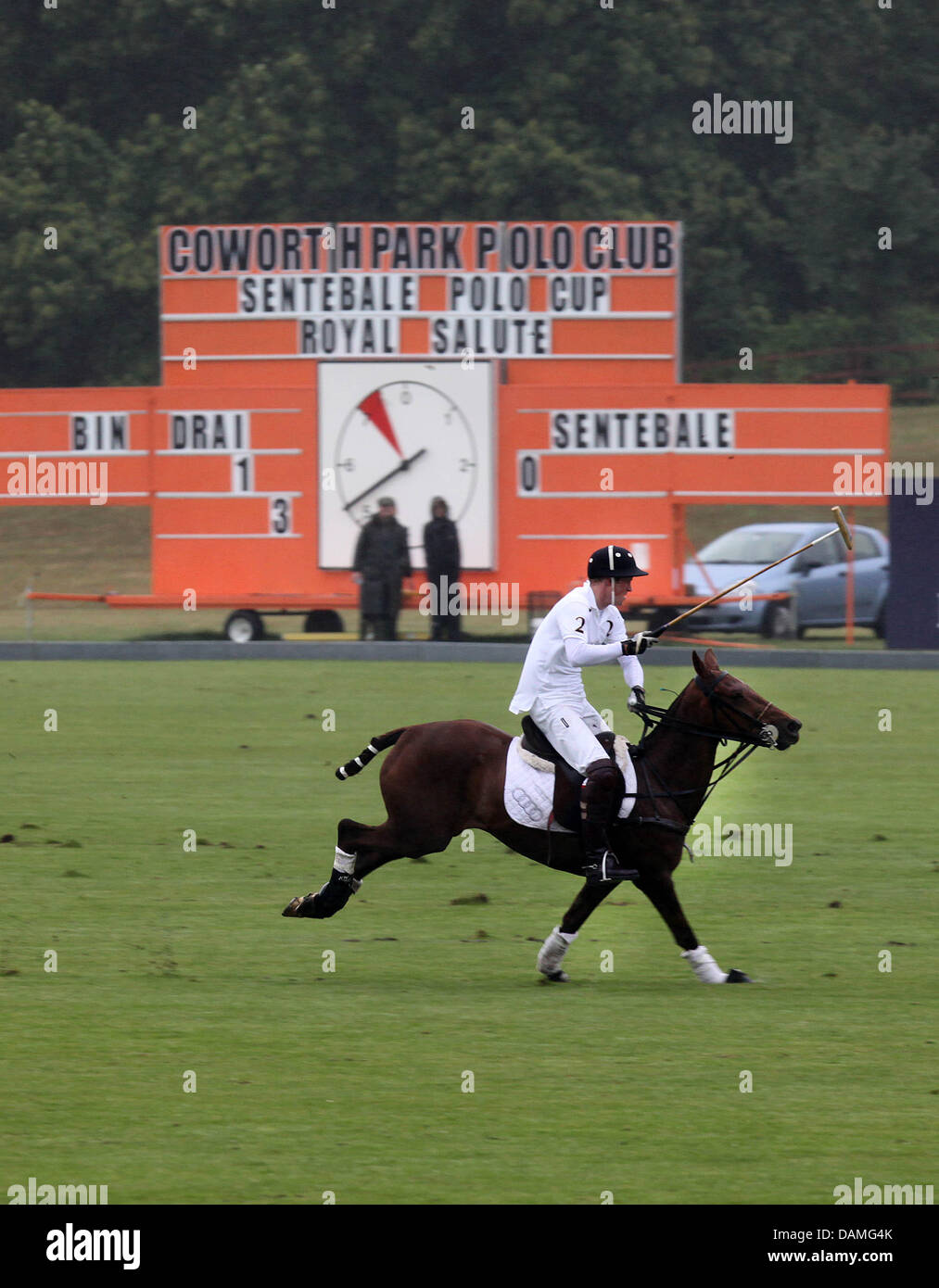 La Gran Bretagna è il principe Harry svolge durante il Sentebale Polo Cup al Coworth Polo Club in Berkshire, Inghilterra, 12 giugno 2011. Il principe Harry per il team Sentebale. Foto: Albert Nieboer FUORI DEI PAESI BASSI Foto Stock