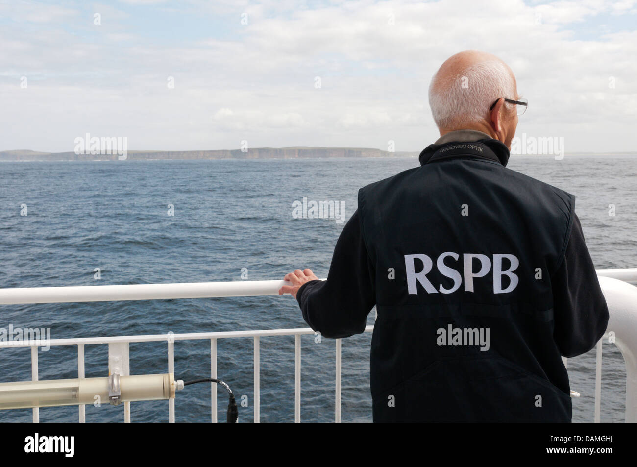 Un RSPB guide sul Northlink Ferries MV Hamnavoe nel Pentland Firth tra Scrabster e Stromness sulle isole Orcadi. Foto Stock