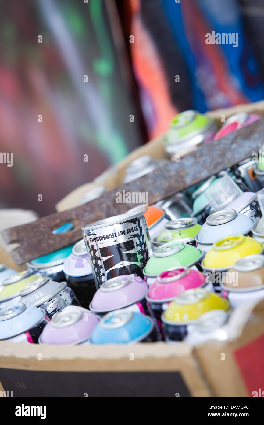 Una scatola piena di aerosol bombolette spray usato per fare graffiti. Foto Stock