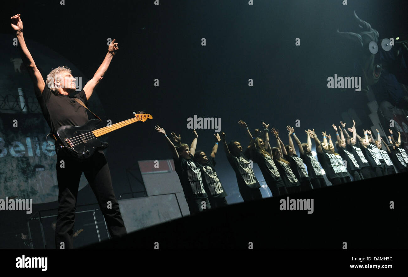 Cantante britannico, bassista e membro fondatore della band Pink Floyd Roger Waters (L), esegue sul palco di O2 World di Berlino, Germania, 15 giugno 2011. Dal 1990 la cantante presenta la mostra "Il Muro" per la prima volta in pieno lunghezza di nuovo. Foto: Britta Pedersen Foto Stock