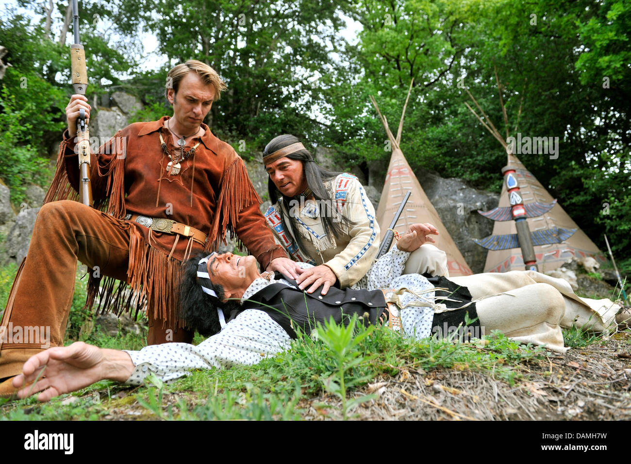 Meinolf Pape come Senanda muore tra le braccia di Benjamin Armbruster come Winnetou superiore (R) accanto a Jean-Marc Birkholz come Old Shatterhand (L) durante un lancio stampa all'aria aperta in fase Lennestadt, Germania, 16 giugno 2011. Dal 18 Giugno al 11 settembre 2011, il gioco "Winnetou e semi-casta' sarà mostrato come parte di Karl May Elspe Festival. Foto: Marius Becker Foto Stock