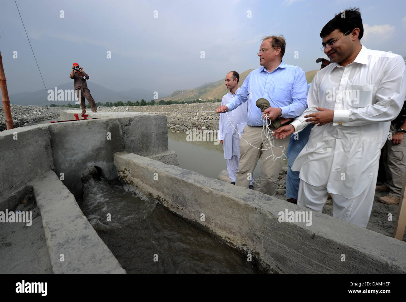 Ministro federale tedesco per la Cooperazione Economica e lo sviluppo Dirk Niebel (M) inaugura un sistema di irrigazione nel villaggio di Naway Klay nella valle di Swat, in Pakistan, 16 giugno 2011. Niebel è su nove giorni di viaggio attraverso il Medio Oriente per visitare i progetti di sviluppo in Pakistan, Afghanistan e Bangladesh. Foto: TIM BRAKEMEIER Foto Stock