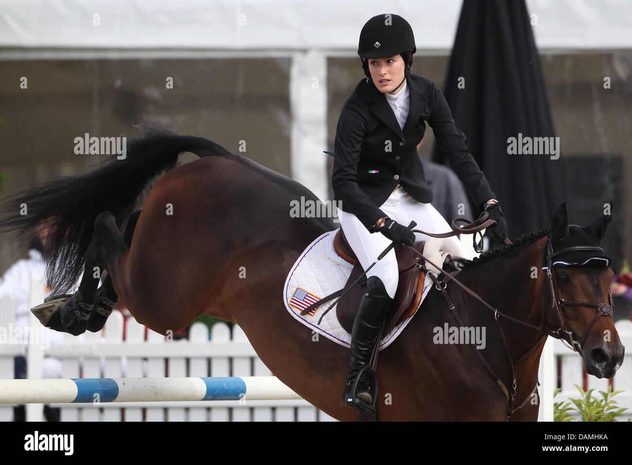 La figlia del US cantante americano Bruce Springsteen, Jessica Springsteen, passeggiate sul suo cavallo Cincinatti La Silla a due fasi di Show Jumping per ragazzi e giovani piloti presso i giovani piloti Festival delle prestazioni di vendita eventi internazionali a Hagen un.T.W., Germania, 17 giugno 2011. Foto: FRISO GENTSCH Foto Stock