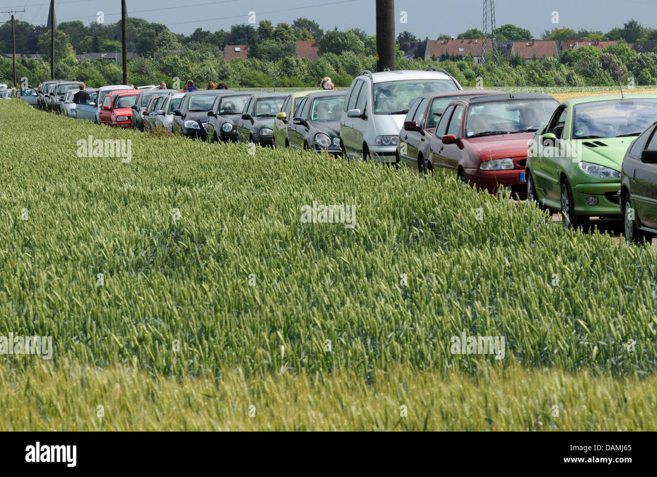 Marmellata di automobili in una strada a Cologne-Stommeln, Germania, 18 giugno 2011. Qui l'artista svedese Johanna Billing film "traffic jam'-movie. Come dal nulla e senza alcuna ragione di un inceppamento di 100 auto appare nel mezzo dei campi. Foto: HORST OSSINGER Foto Stock