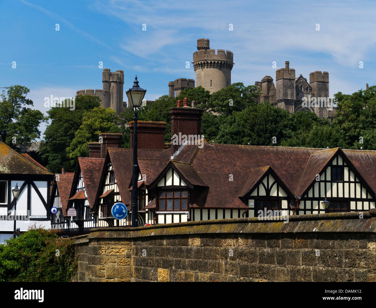 Arundel, West Sussex, Regno Unito, mostrando Arundel Castle dal ponte sul fiume Arun Foto Stock