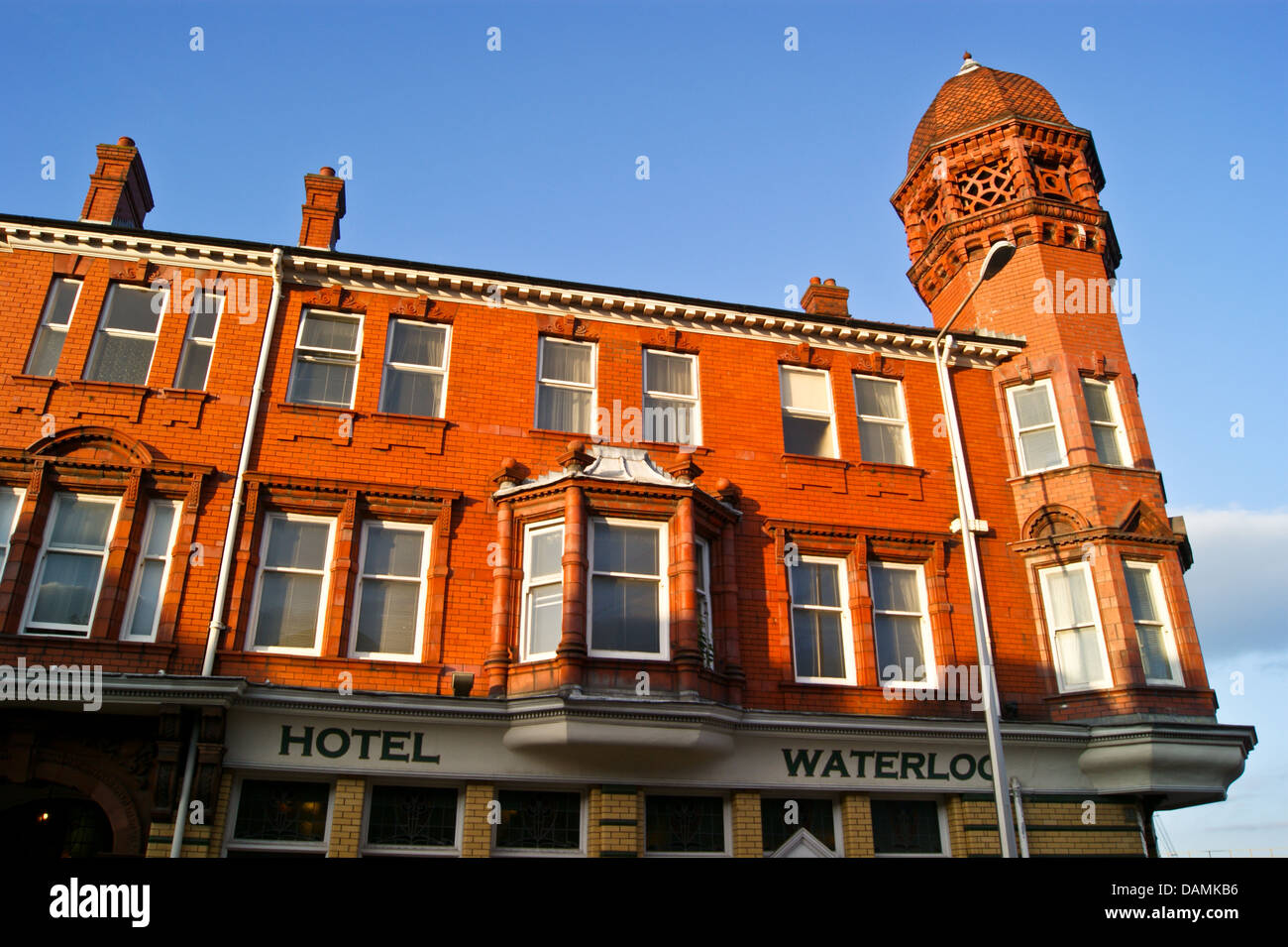 Waterloo Hotel (1870) , al tramonto, Newport, Cas Newydd, Galles Foto Stock